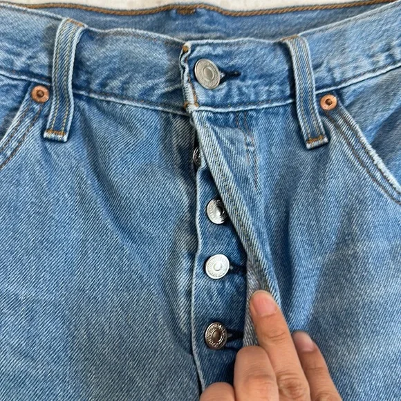 Levi’s 501 Light Wash Distressed Jean Shorts Size W 32 - Picture 4 of 7